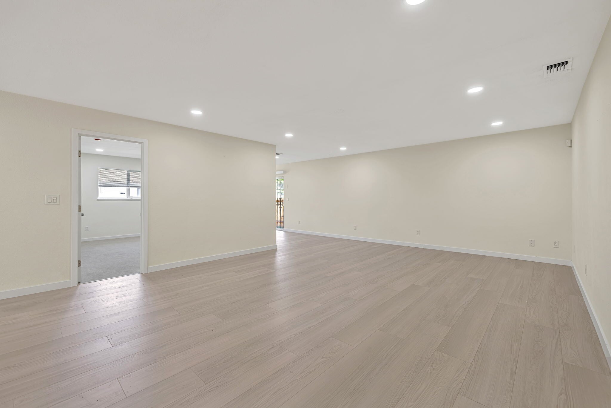 Building Photo - 6941 Golf View Dr