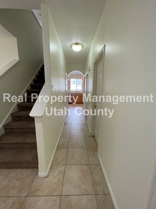 Building Photo - Stunning Townhome in Lehi