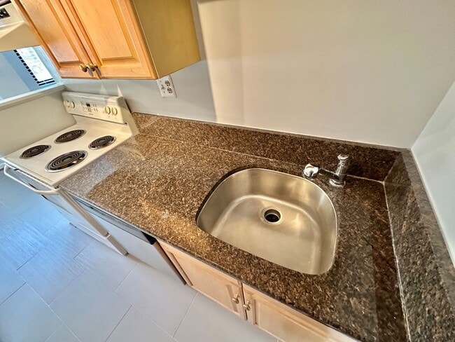 Building Photo - Spacious One Bedroom Condo In the Heart of Dupont - 17th/New Hampshire.