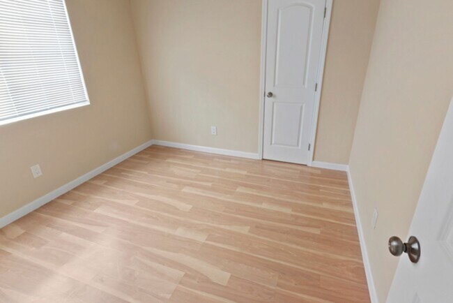 Building Photo - Eastlawn 1 &amp; 2