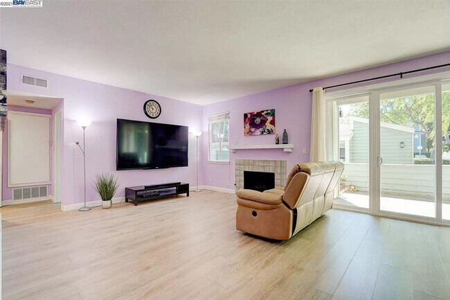 Building Photo - $2990 / 2 BR - GORGEOUS MEADOWBROOK CONDO ...