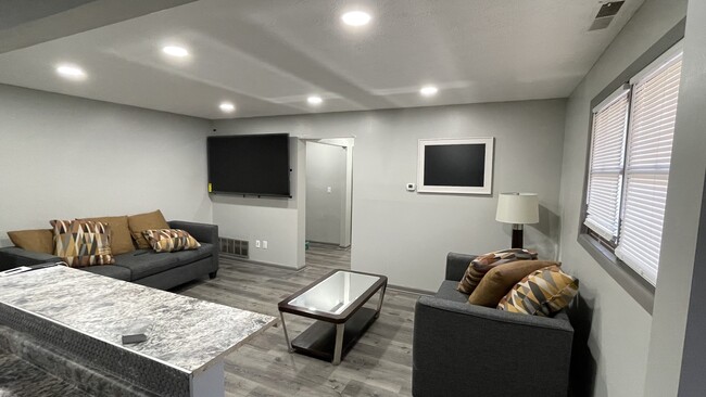 Building Photo - 696 Gordon Smith Blvd