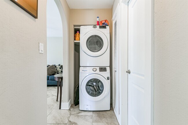 Building Photo - 818 11th St