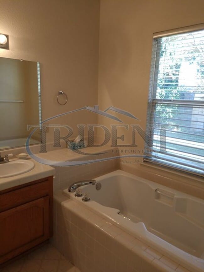 Building Photo - 3 bedroom, 2 bath house