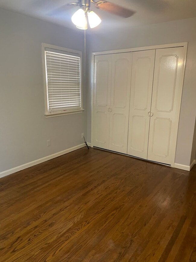 Building Photo - Spacious Three Bedroom/Three Bath Ranch in...