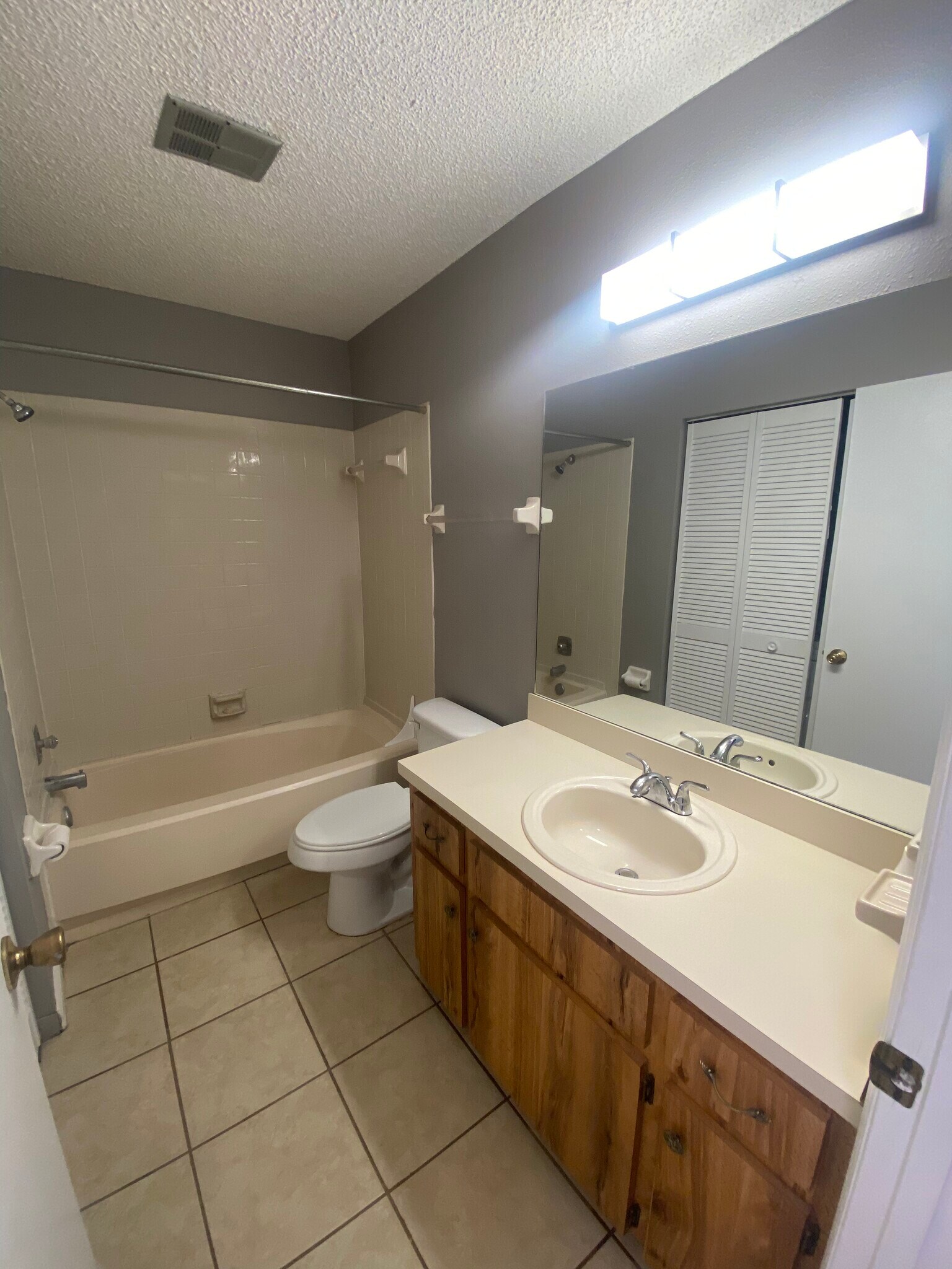 Building Photo - 950 Village Dr