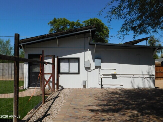 Building Photo - 1618 W Gardenia Dr