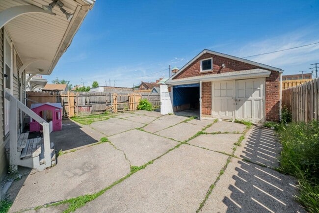 Building Photo - 3402 Roehl Ave