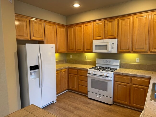 Building Photo - Well-maintained Roseville home!