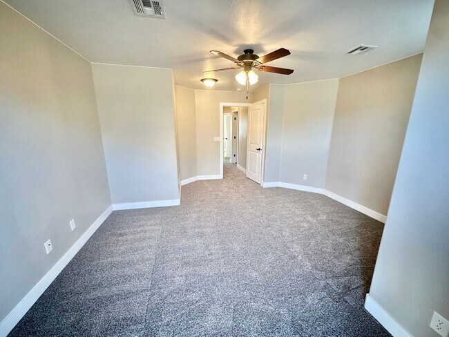 Building Photo - Desert Hills Gem!