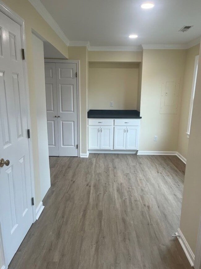 Building Photo - Gorgeous home with boat slip and water views