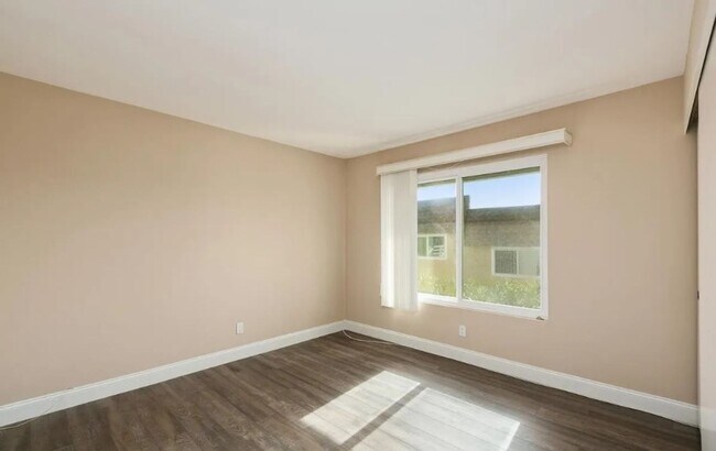 Building Photo - Spacious Carlsbad Condo Walking distance t...