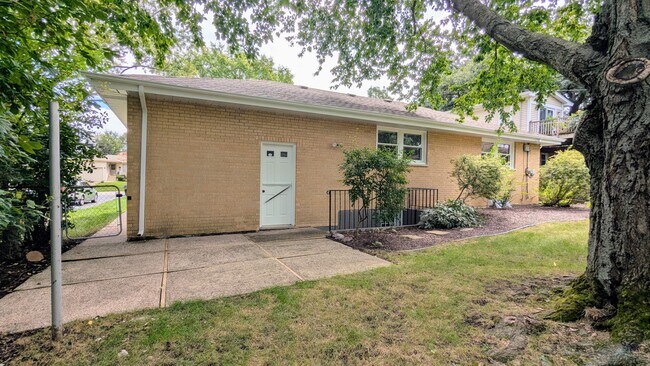 Building Photo - 330 S Oak St
