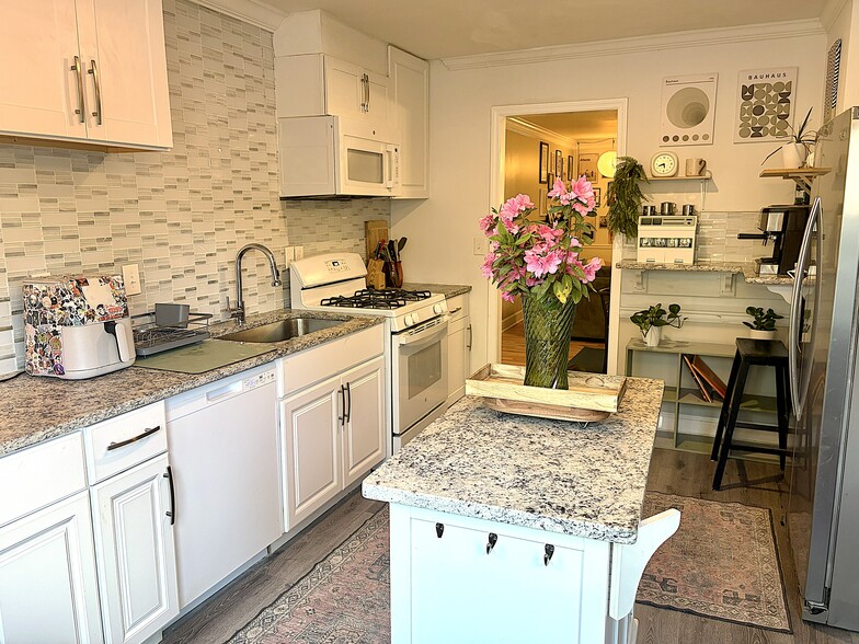Kitchen 2 - 1330 Poplar Pointe SE