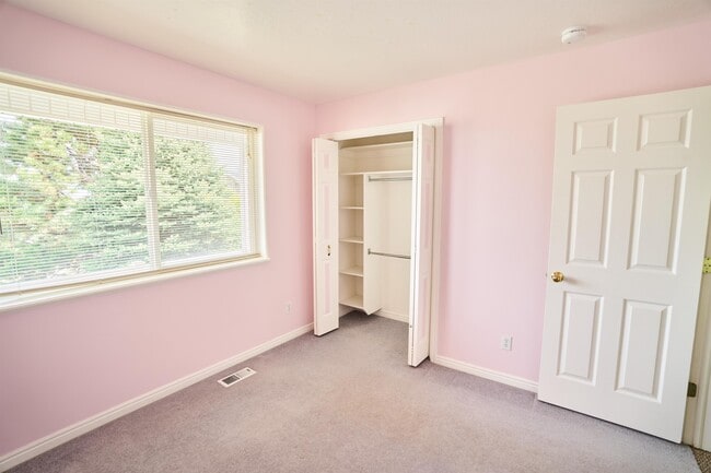 Building Photo - 850 E 550 S