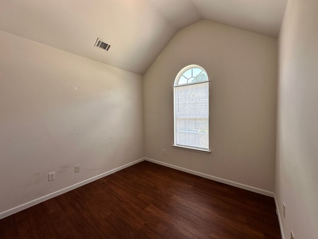 Building Photo - Exclusively Offered By Muse Realty Rentals...