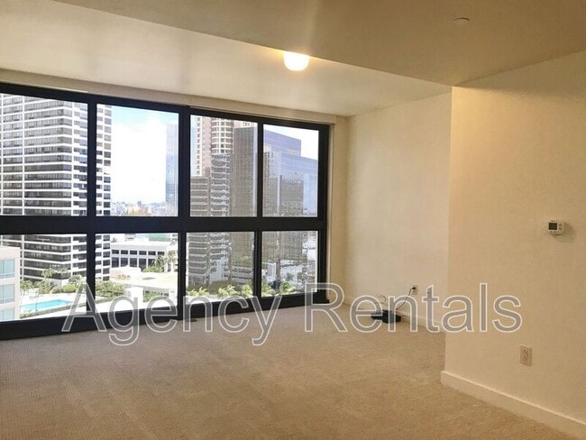 Building Photo - 600 Queen St