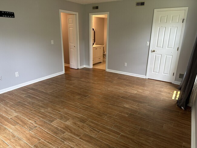 Building Photo - 3023 Stratford Ct