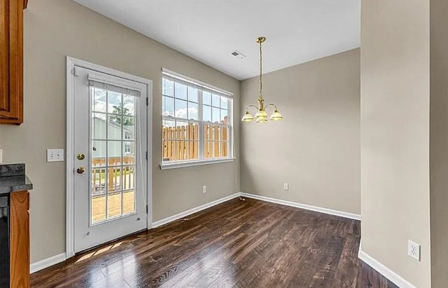 Building Photo - Beautiful 3 bedroom, 3 1/2 bathroom townhome in Tarrant Trace
