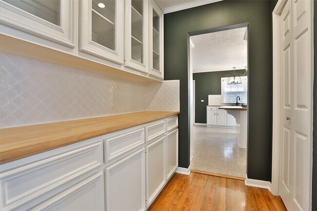 Building Photo - 423 W 32nd St