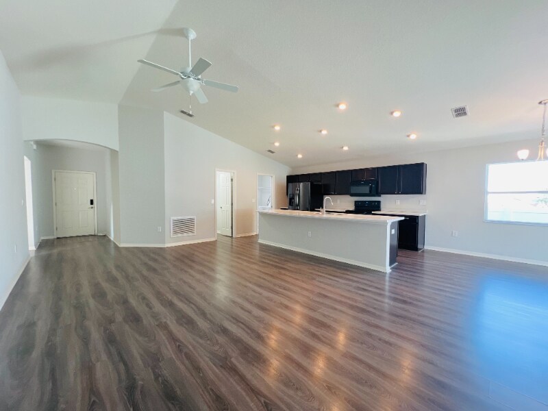 Building Photo - 900 Kingfisher Dr
