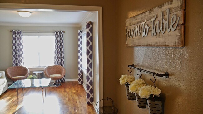 Building Photo - 3 Bed 2 Bath House in a Peaceful Setting