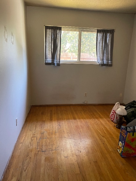 Building Photo - 2528 Bates Dr