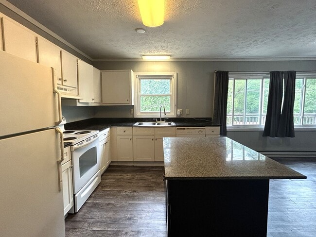 Building Photo - Three-Bedroom Upper Duplex Near Downtown B...