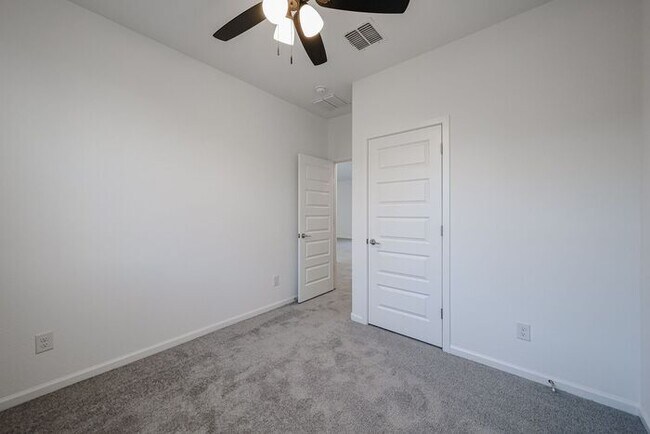 Building Photo - NEW 5 BEDROOM 3 BATHROOM HOME AVILABLE FOR RENT!