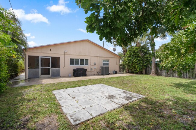 Building Photo - 306 18th Ave N