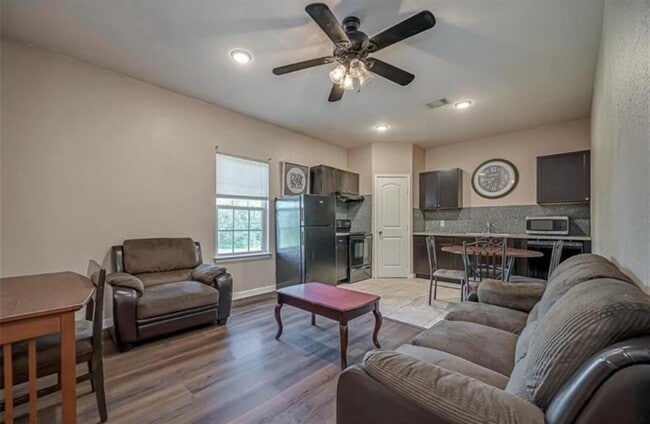 Building Photo - 511 Dahlia St