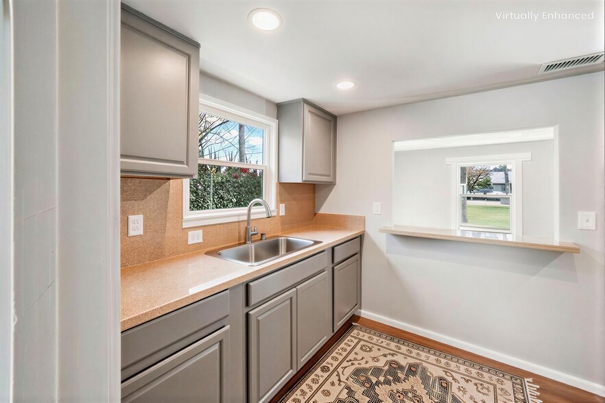 Building Photo - 1842 E Victoria Ave