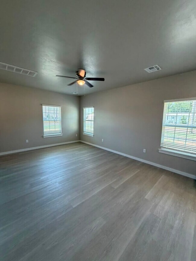 Building Photo - New Construction with Stylish Design & Fenced Backyard in Lawton