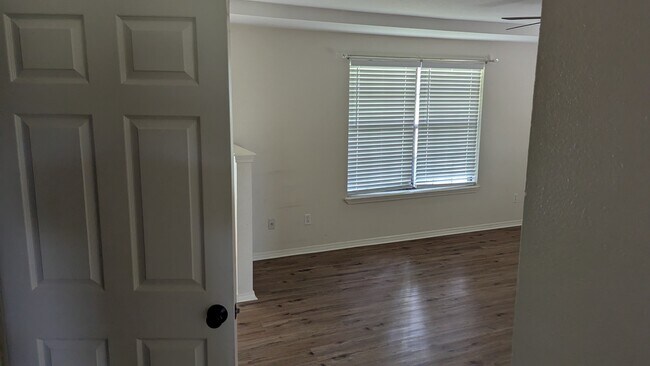 Building Photo - 809 E Eastview Dr