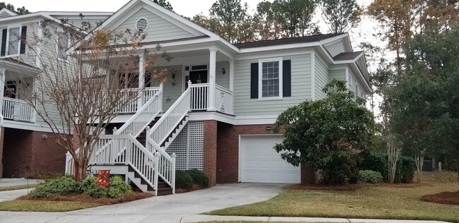 Building Photo - Beautiful Town-home in much sought after S...