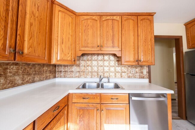 Building Photo - Recently-renovated home perfect for family