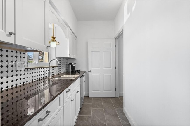 Building Photo - 404 N Shore Dr