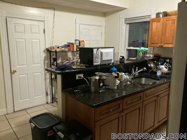 Building Photo - 8 Carmel St