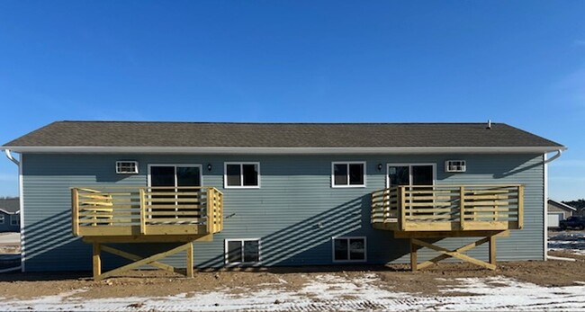 Building Photo - 3 Bedroom Duplex