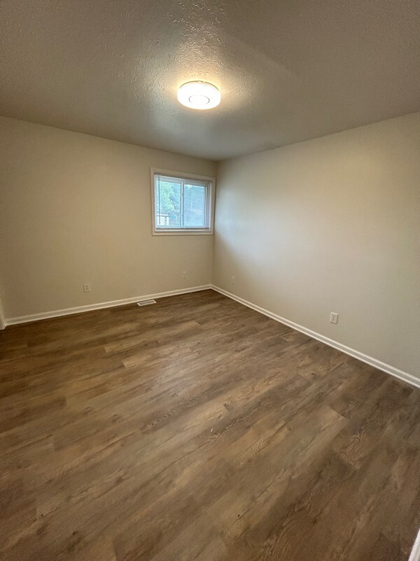 Building Photo - 755 E 104th St