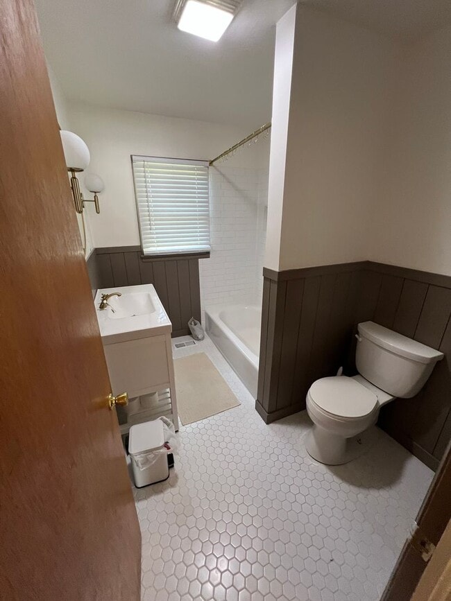 Building Photo - 2 Bedroom Home in Lincoln Park