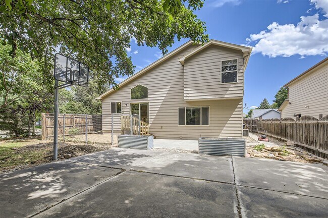 Building Photo - Spacious NW Longmont Home