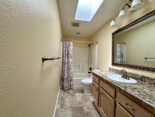 Building Photo - Beautiful well maintained home! Excellent ...