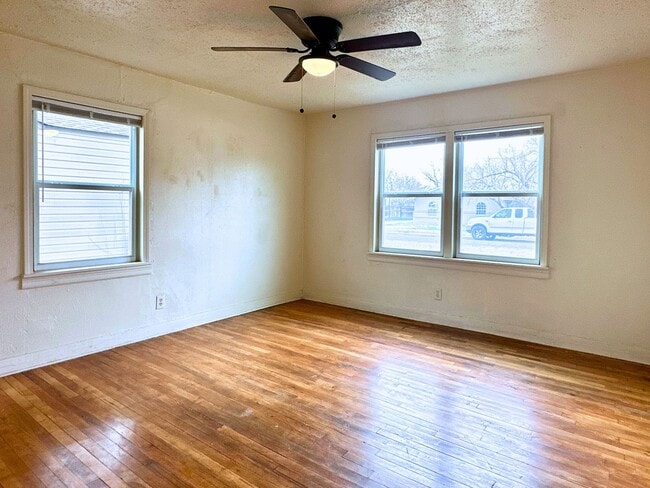 Building Photo - Charming 3/1 for Summer 2025 PreLease!