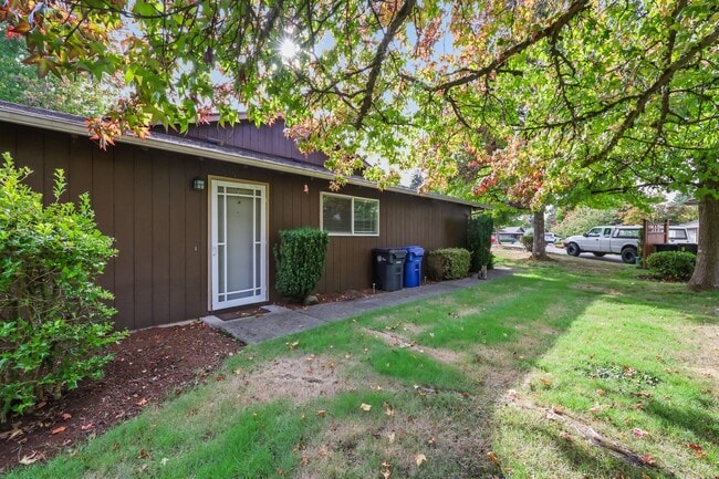 Building Photo - MOVE IN READY NOW! Normandy Park 1 level 2...