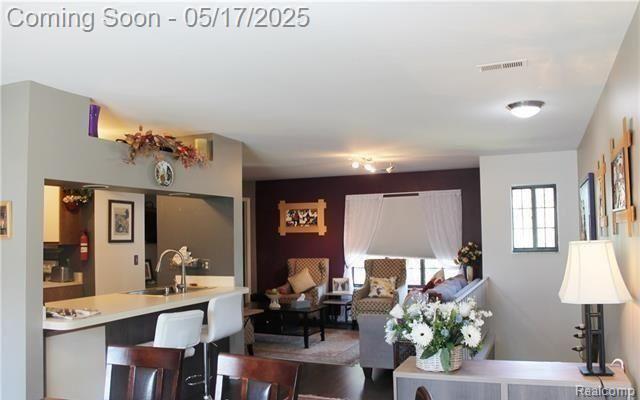 Building Photo - 1550 Meadowside Dr