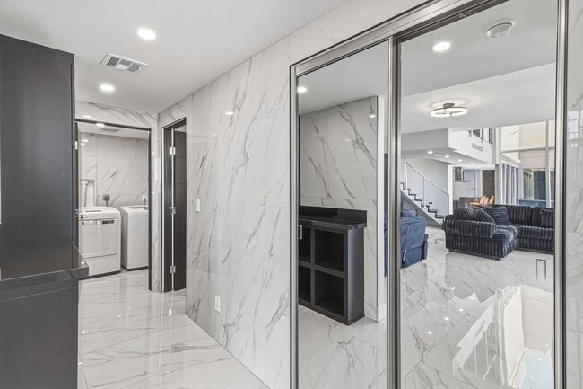 Building Photo - 3111 Bel Air Dr