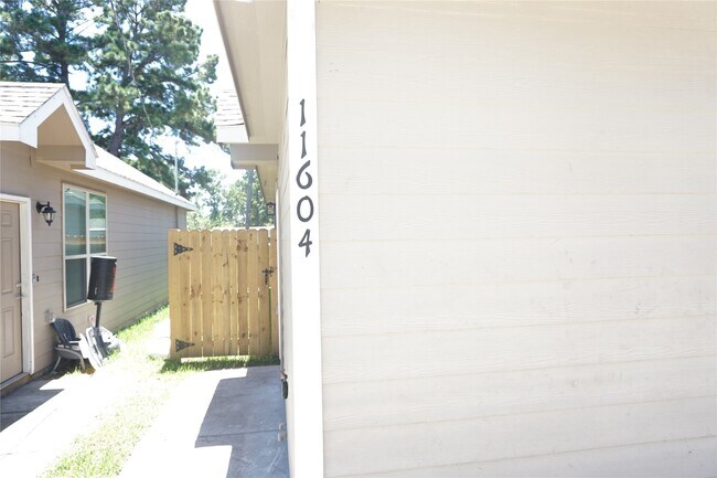 Building Photo - 11604 Vistawood St