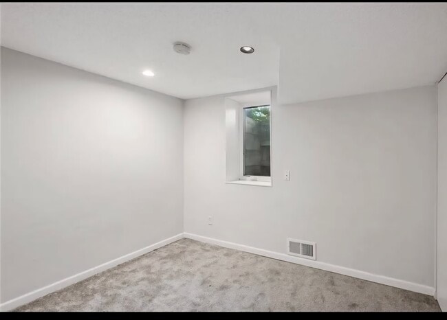 Building Photo - 715 Circle Dr