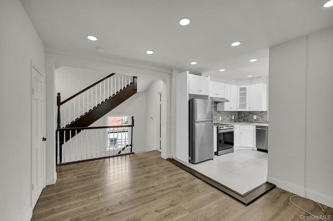Building Photo - 555 S 5th Ave